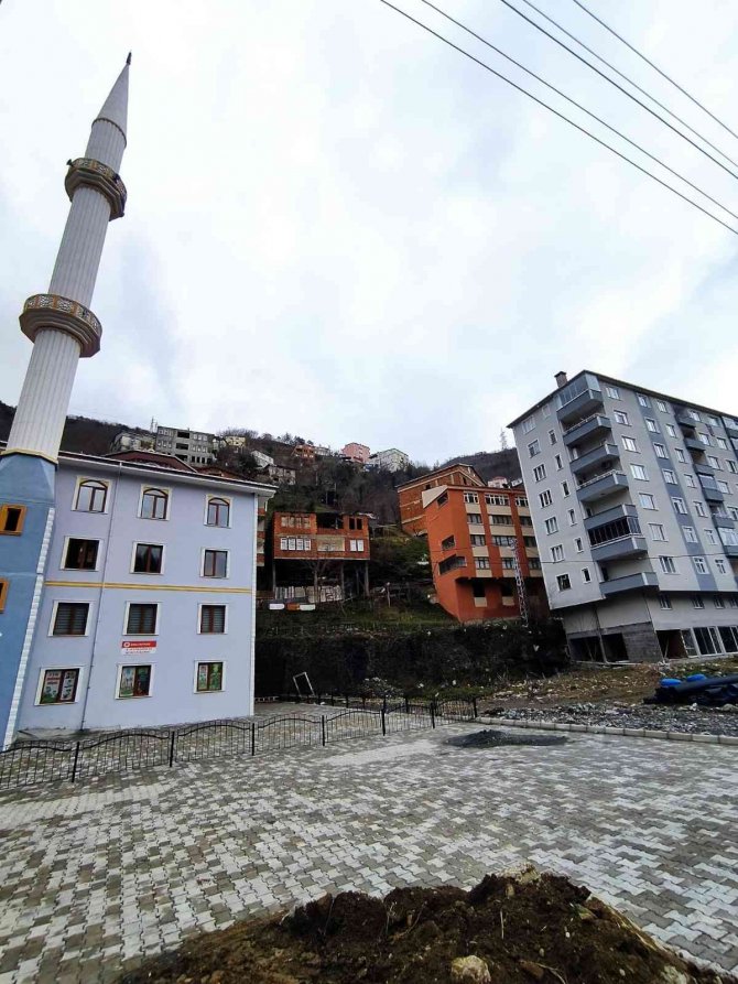 Artvin’de Hırsızlar Yeni Yapılan Caminden Kablo Çaldı