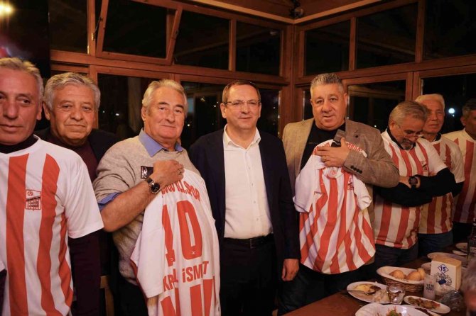 Ayvalık’ta Ergün Tekincan’ Saygı Gecesinde Efsane Futbolcular Buluştu