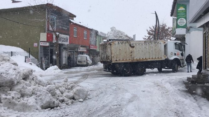 Karlıova’da Kar, Kamyonlarla Taşınmaya Devam Ediyor