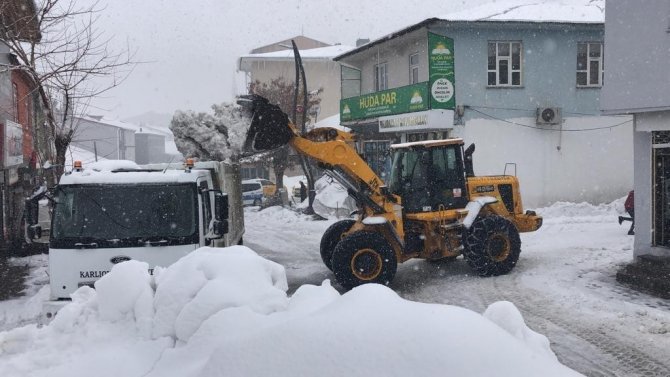 Karlıova’da Kar, Kamyonlarla Taşınmaya Devam Ediyor
