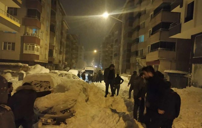 Çatışan Düşen Kar Kütlesi 3 Aracı Kullanılamaz Hale Getirdi