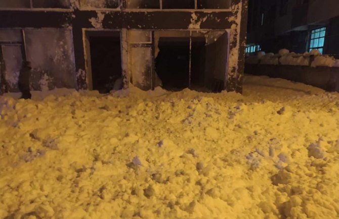 Çatışan Düşen Kar Kütlesi 3 Aracı Kullanılamaz Hale Getirdi