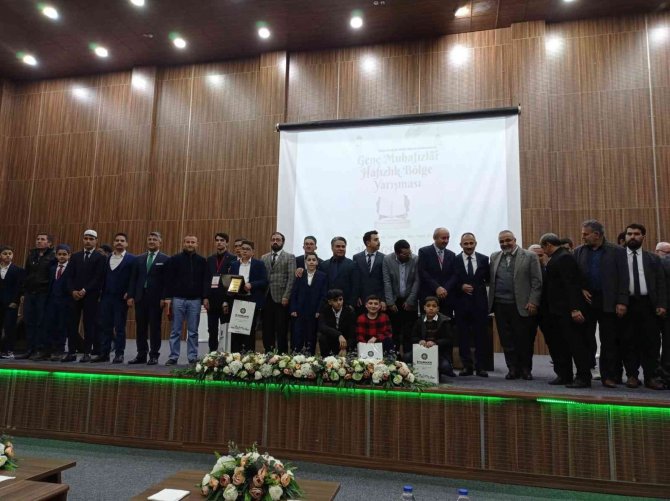 Tatvanlı Öğrenci ‘Genç Muhafızlar Hafızlık Yarışması’nda Bölge İkincisi Oldu
