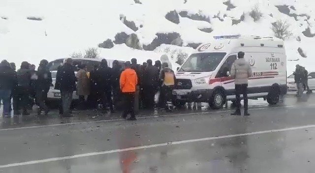 Tatvan’da İki Araç Çarpıştı: 1 Ölü, 4 Yaralı
