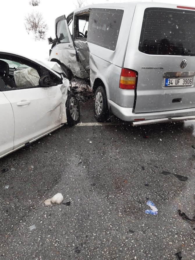 Tatvan’da İki Araç Çarpıştı: 1 Ölü, 4 Yaralı