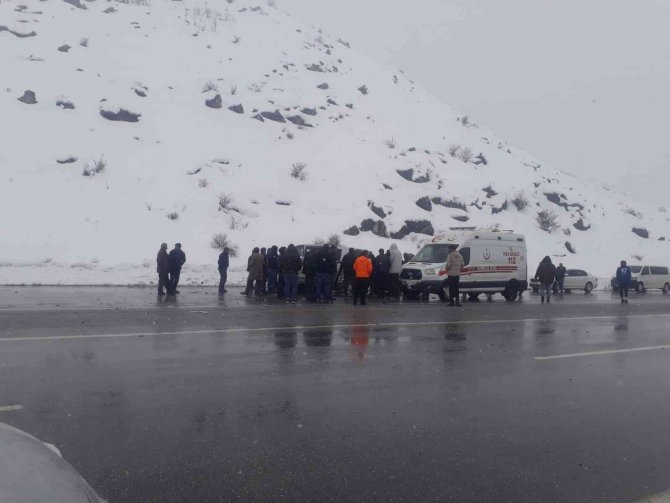 Tatvan’da İki Araç Çarpıştı: 1 Ölü, 4 Yaralı