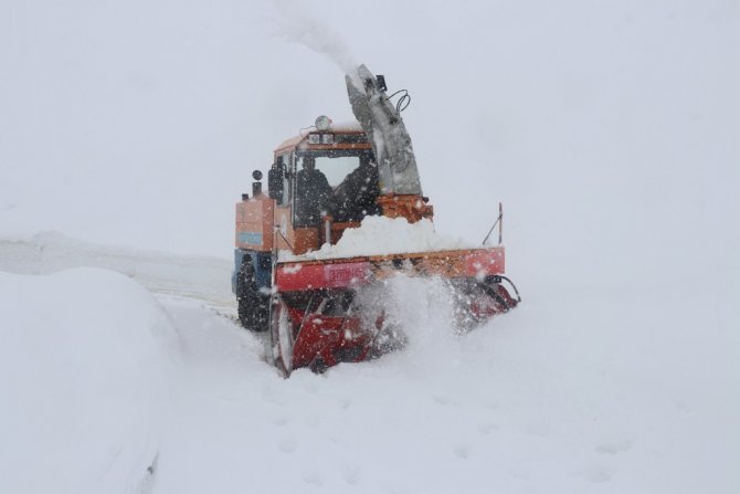 Bitlis’te Karla Mücadelede Çalışmaları Tüm Hızıyla Devam Ediyor