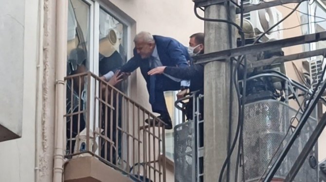 Evi Yakıp Kendisini İçeriye Kilitleyen Genç Adamı Polis Böyle Kurtardı