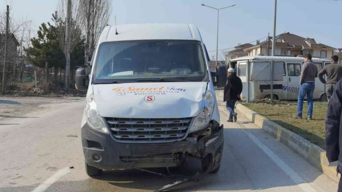 Bursa’da Öğrenci Servisi İle Minibüs Çarpıştı: 4 Yaralı