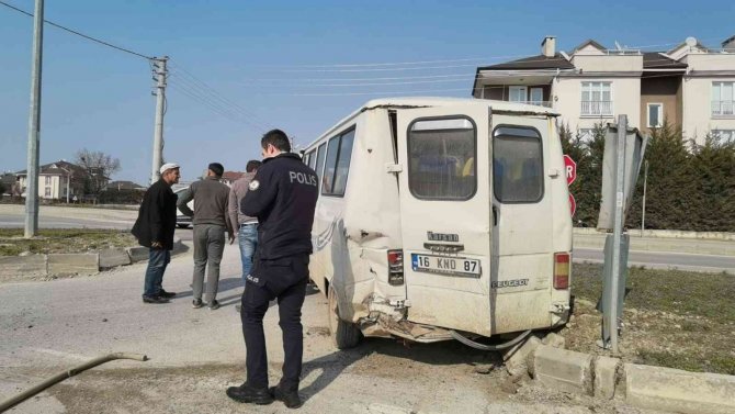 Bursa’da Öğrenci Servisi İle Minibüs Çarpıştı: 4 Yaralı