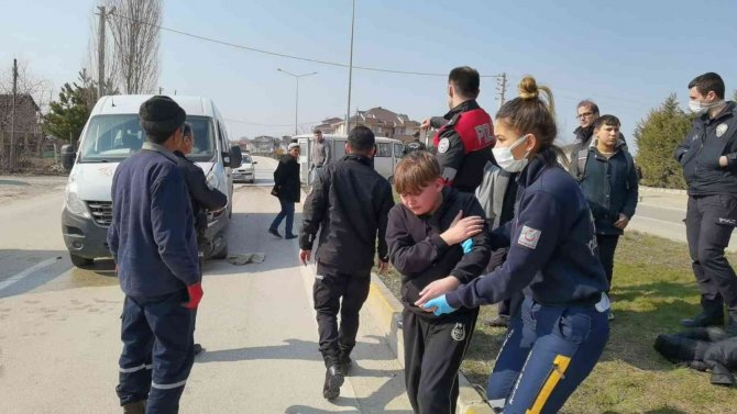 Bursa’da Öğrenci Servisi İle Minibüs Çarpıştı: 4 Yaralı