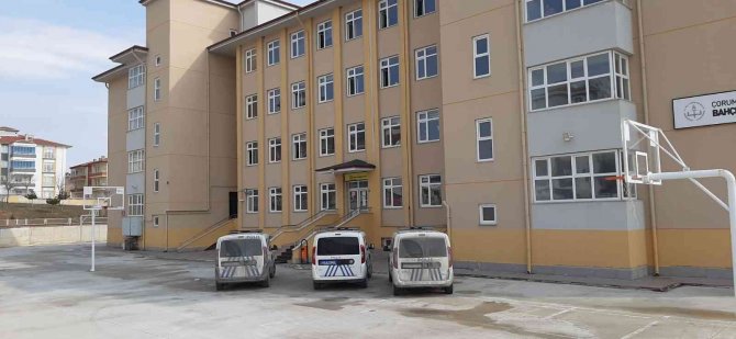 Okula Silahla Gelen Öğrenciyi Öğretmenler Etkisiz Hale Getirdi