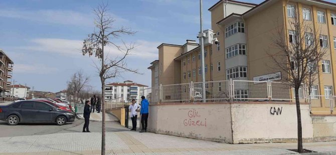 Okula Silahla Gelen Öğrenciyi Öğretmenler Etkisiz Hale Getirdi