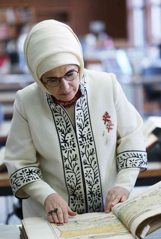 Emine Erdoğan, Belçika Kraliyet Kütüphanesi’ni Ziyaret Etti