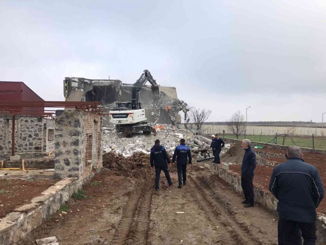 Diyarbakır’da Zabıta Ekipleri Kaçak Yapılara Geçit Vermiyor