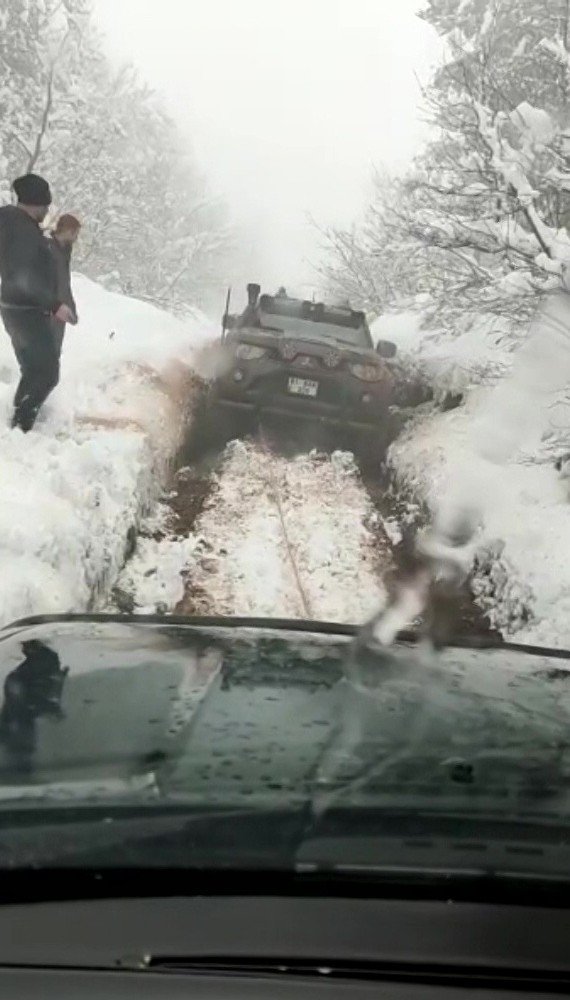 Yolda Kalanları Off-roadçılar Kurtardı
