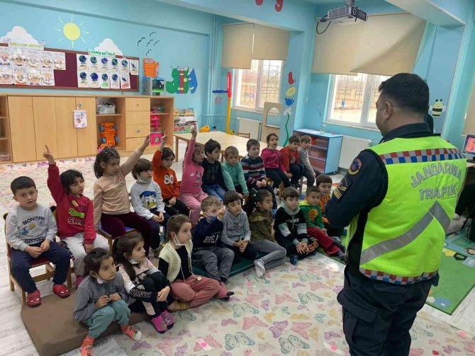 Minikler Trafik Kurallarını Jandarmadan Öğrendi