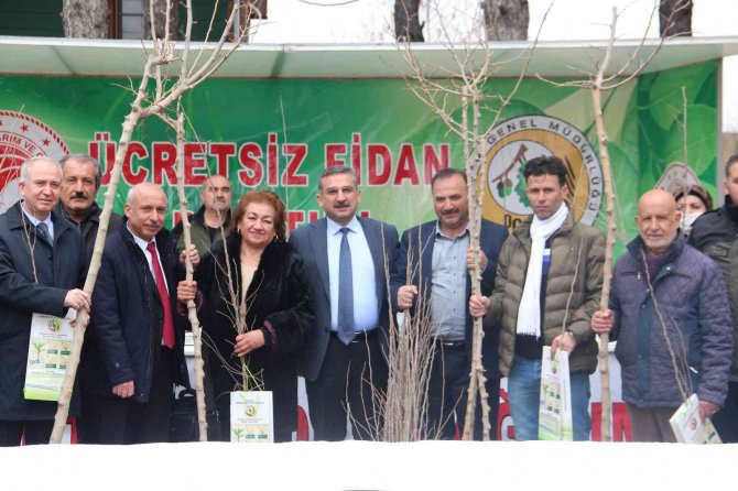 Elazığ’da Üreticilere 6 Bin 500 Dut Fidanı Dağıtıldı