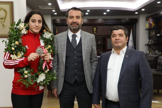 Gizem Özer’e Elazığ’da Coşkulu Karşılama