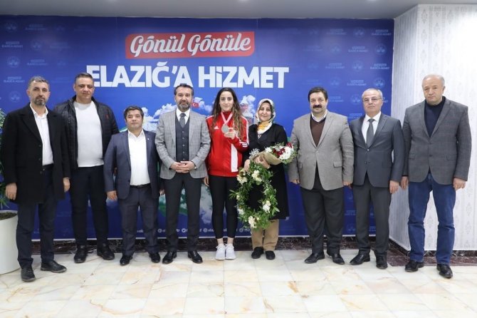 Gizem Özer’e Elazığ’da Coşkulu Karşılama