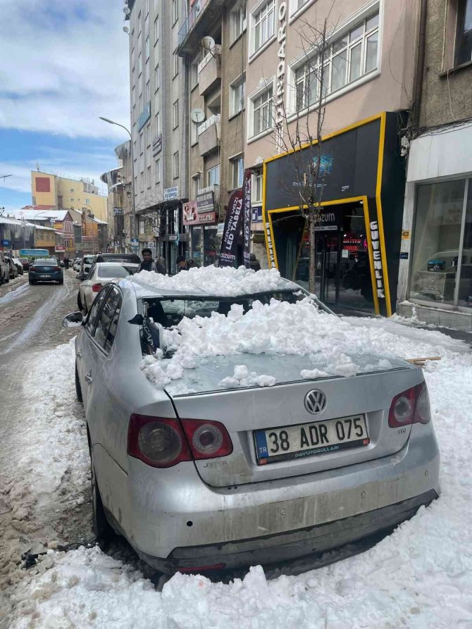 Çatıdan Kar Adeta Çığ Gibi Düştü, Araçlar Tonlarca Ağırlığındaki Kar Kütlesinin Altında Kaldı