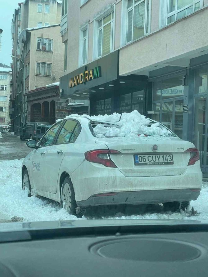 Çatıdan Kar Adeta Çığ Gibi Düştü, Araçlar Tonlarca Ağırlığındaki Kar Kütlesinin Altında Kaldı