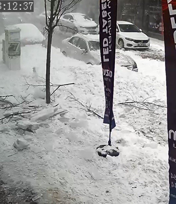 Çatıdan Kar Adeta Çığ Gibi Düştü, Araçlar Tonlarca Ağırlığındaki Kar Kütlesinin Altında Kaldı