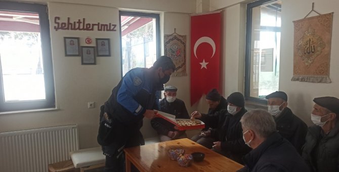Polis Ekipleri Yaşlıları Yalnız Bırakmadı