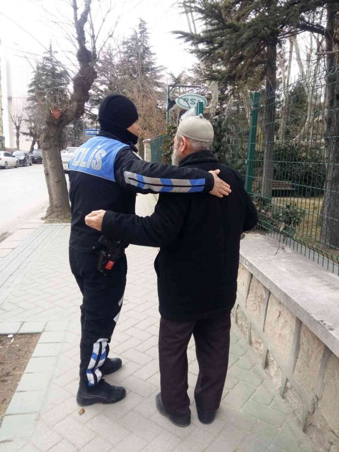 Polis Ekipleri Yaşlıları Yalnız Bırakmadı