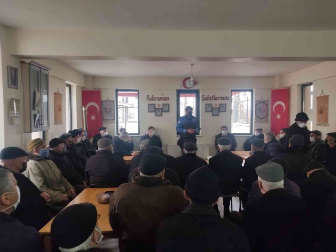 Polis Ekipleri Yaşlıları Yalnız Bırakmadı