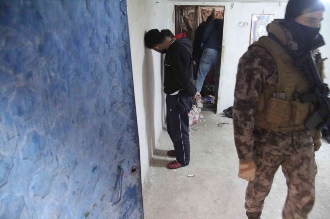 Uyuşturucu Operasyonunda Annesinin Ankara’da Dediği Zanlı Yan Evde Çıktı