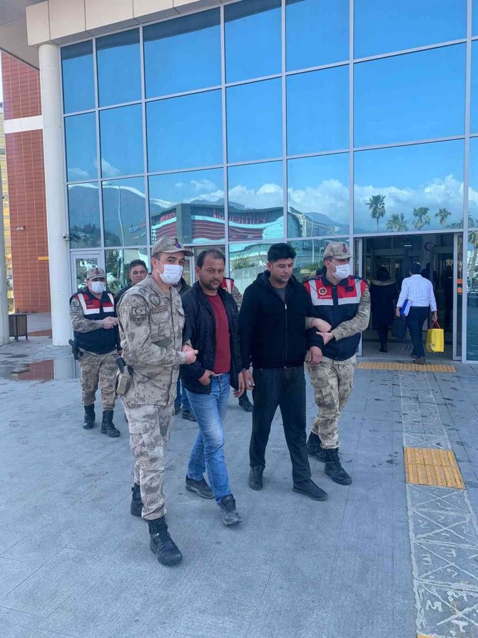 Tarladan Gübre Ve Sera Naylonu Çalan 4 Şüpheli Tutuklandı