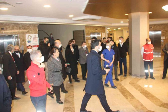 İ̇çişleri Bakanı Soylu, Diyarbakır’da Patlamada Yaralanan Vatandaşı Hastanede Ziyaret Etti