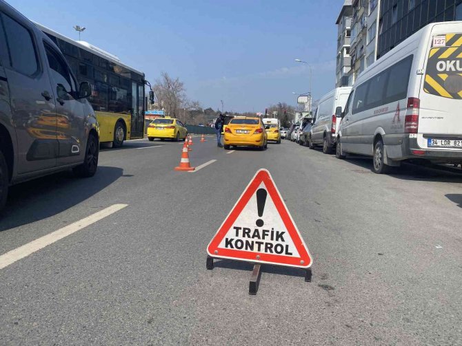 Kadıköy’de Çalışma Belgesi Olmayan Taksiciye Bin 823 Tl Ceza