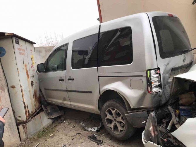 Otomobil Park Halindeki Hafif Ticari Araca Çarptı: 4 Yaralı