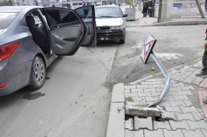 Dedesinin Otomobiliyle Polisten Kaçarken Kaza Yapınca Olay Yerinden Kaçtı