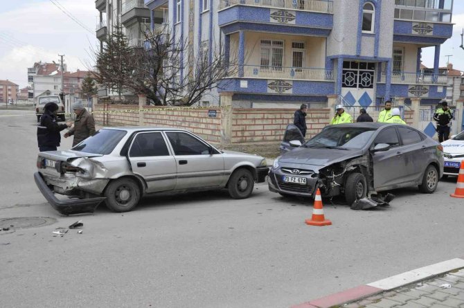 Dedesinin Otomobiliyle Polisten Kaçarken Kaza Yapınca Olay Yerinden Kaçtı