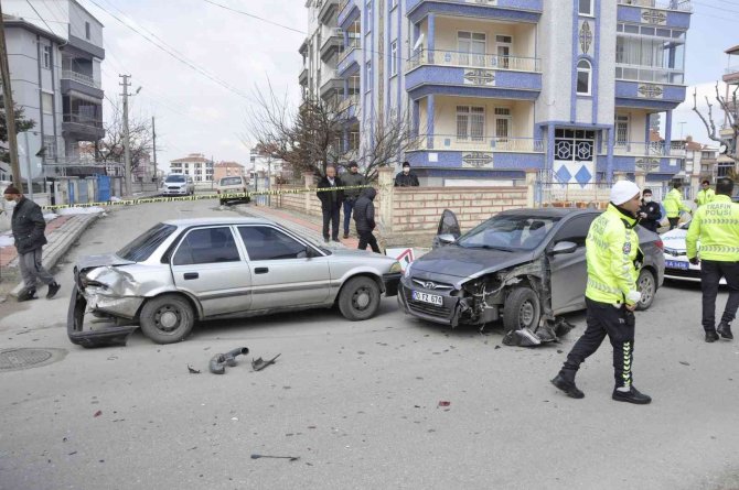 Dedesinin Otomobiliyle Polisten Kaçarken Kaza Yapınca Olay Yerinden Kaçtı