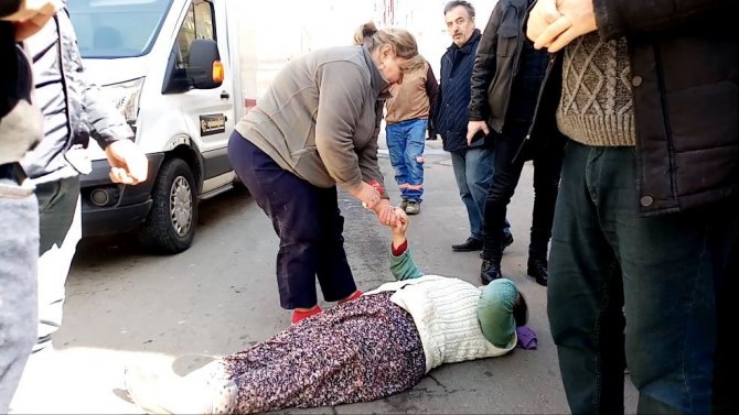 Kazada Duygusal Anlar: Yaralanan Engelli Genç Kızın Elini Ambulans Gelene Kadar Bırakmadı