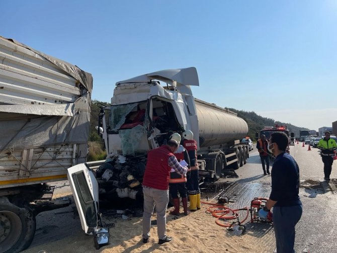 Tarsus’ta Kazada Araçta Sıkışan Tır Sürücüsü Hayatını Kaybetti