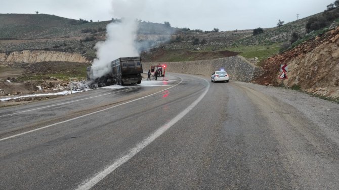 Kilis’te Seyir Halindeki Tır Alev Topuna Döndü