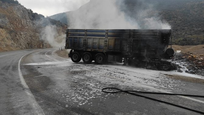 Kilis’te Seyir Halindeki Tır Alev Topuna Döndü