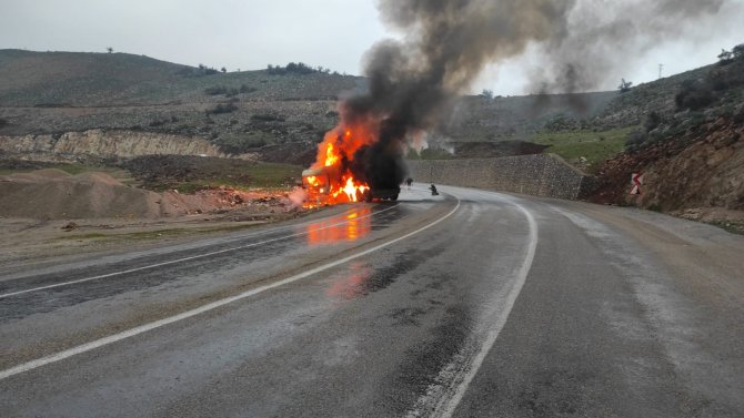 Kilis’te Seyir Halindeki Tır Alev Topuna Döndü