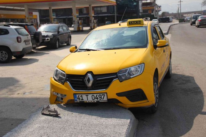 Ticari Taksi Kaldırıma Çarptı: 1 Yaralı