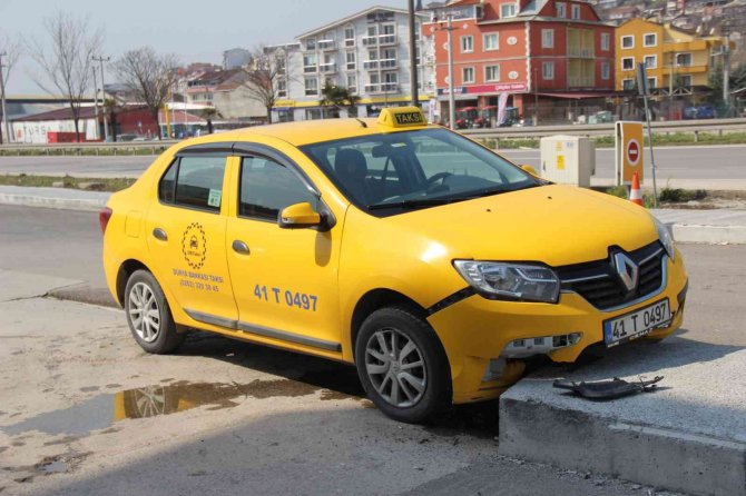 Ticari Taksi Kaldırıma Çarptı: 1 Yaralı