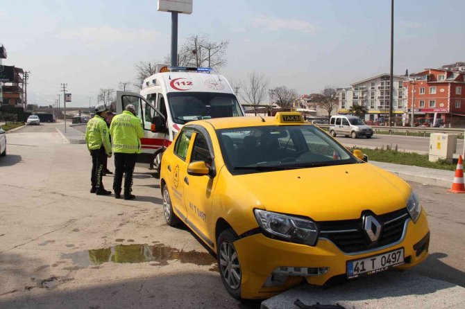Ticari Taksi Kaldırıma Çarptı: 1 Yaralı