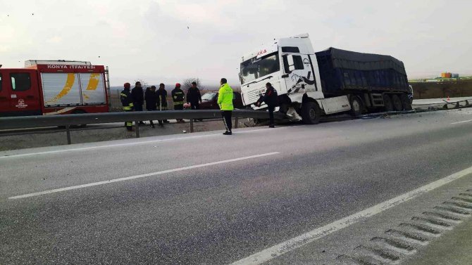 Kontrolden Çıkan Tır Refüje Çarptı: 1 Yaralı