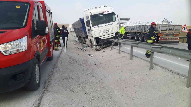 Kontrolden Çıkan Tır Refüje Çarptı: 1 Yaralı