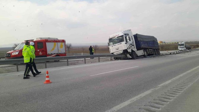 Kontrolden Çıkan Tır Refüje Çarptı: 1 Yaralı