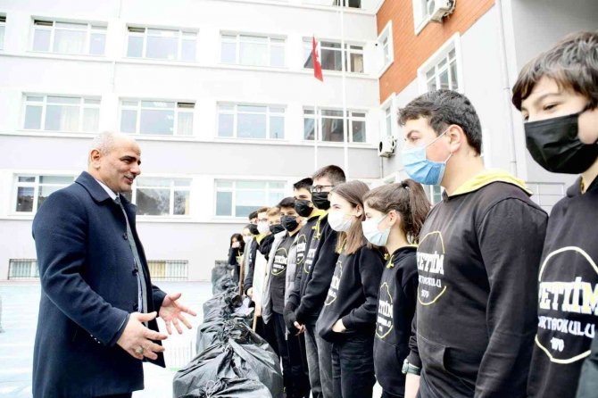 Bir Günde Bin 700 Pet Şişe Topladılar
